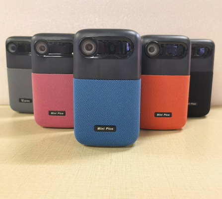 Le noyau portatif 1.4G de quadruple de projecteur de DLP de 100 lumens construisent dans la batterie 10000mAh